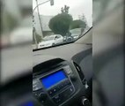 فيديو سائق سيارة دفع رباعي يحاول دهس شرطية في وضح النهار