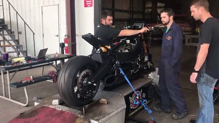 فيديو دراجة نارية مزودة بمحرك هليكوبتر صوتها لا يصدق!