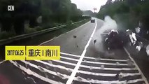 فيديو حادث مرعب ينتهي بطيران السائق من السيارة