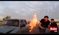 فيديو شجاعة المارة تنقذ حياة ركاب في سيارة مشتعلة
