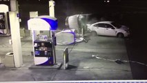 فيديو اصطدام سيارة مسرعة بأخرى ومضخة بنزين في محطة وقود