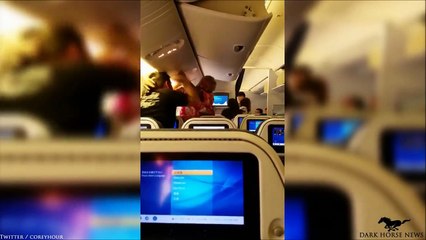 فيديو طائرة تعيش حالة من الرعب بسبب معركة بين راكبين