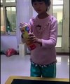 فيديو شاب ينفذ مقالب مزعجة مع أخته الصغيرة لكن ردود أفعالها لا تصدق