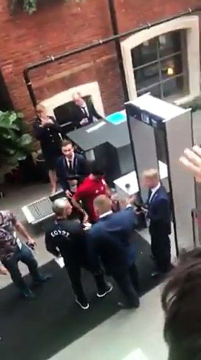 موقف متواضع لمحمد صلاح