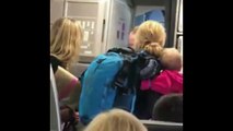 فيديو الاعتداء على سيدة وطفلها الرضيع على متن طائرة لأمريكان إيرلاينز!