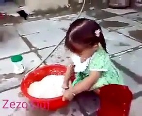 فيديو طريف طفلة تعجن العجين كالكبار