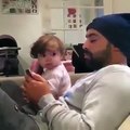 فيديو طفلة تحاول لفت انتباه والدها المنشغل بهاتفه النقال