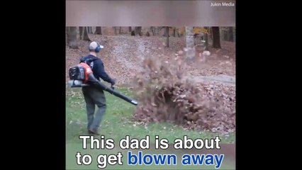 شاهد بالفيديو.. مقلب مضحك قام طفلان بتنفيذه في والدهما