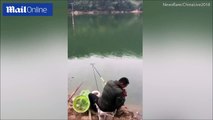 شاب يقع في مأزق بسبب انشغاله بالتدخين أثناء صيد السمك.. شاهدوا ما حدث!