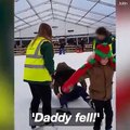 بالفديو كان يريد أن يعلم طفله التزلج ولكنه فجأة لم يعد يستطيع الوقوف