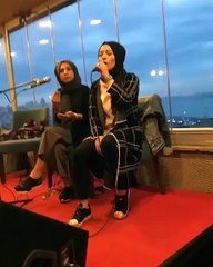 وفاة مغنية أثناء غنائها عن الحب والموت