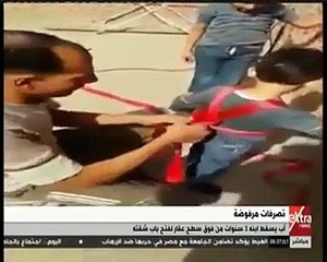 فيديو أب يلقي بابنه من سطح المبنى لهذا السبب!