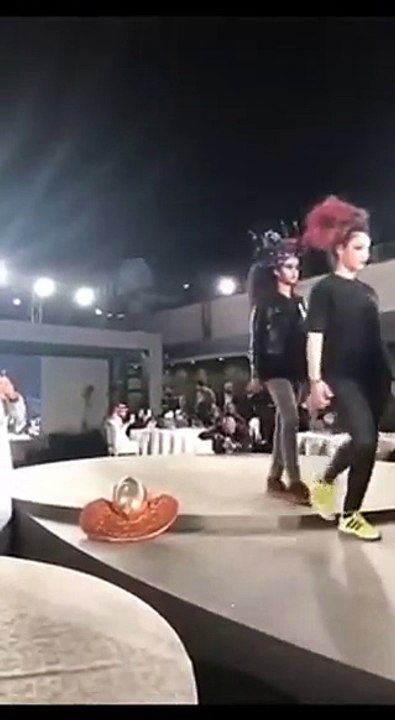 عرض أزياء نسائي في الرياض يثير ضجة على مواقع التواصل