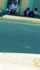 معلم ينتظر مع الطلاب لحين قدوم أولياء أمورهم رغم انتهاء الدوام