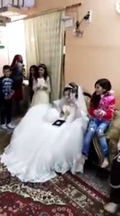 عروس تنشغل بقراءة القرآن أثناء مراسم حفل زفافها