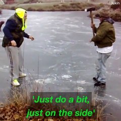 مسابقة من نوع خاص بين رجلين فوق سطح بحيرة مجمدة