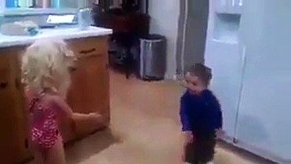 فيديو ردود أفعال الأطفال عندما يتفاجؤون بألعاب غريبة بالنسبة لهم