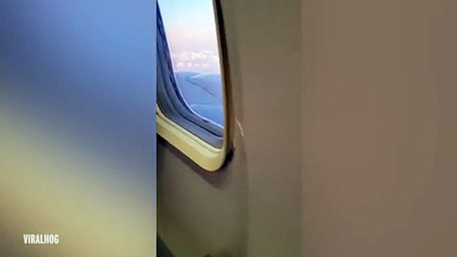 مسافر يكتشف مفاجأة مزعجة خلال رحلة جوية.. وهكذا قرر التعامل مع الأمر