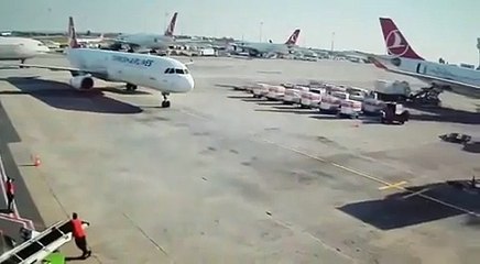 شاهد: لحظة تصاُدم طائرتين داخل مطار أتاتورك بإسطنبول