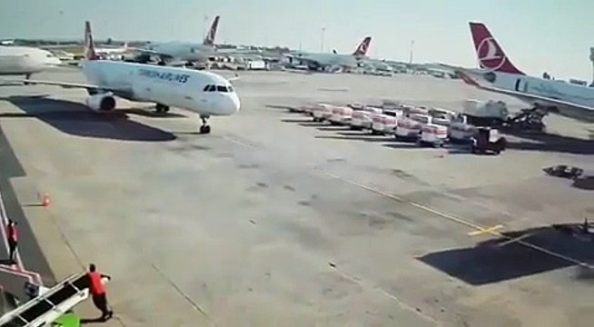 شاهد: لحظة تصاُدم طائرتين داخل مطار أتاتورك بإسطنبول