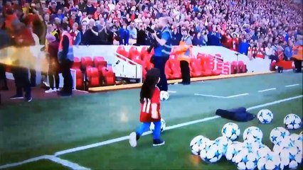 فيديو: لن تصدقوا كيف تفاعل جمهور ليفربول مع مكة ابنة محمد صلاح