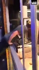 فيديو شاب يفاجئ المارة بتصرف غريب من أجل الحصول على الشاورما