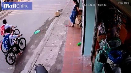 صبي ينجو بمعجزة بعد أن تعثر وسقط في طريق شاحنة.. شاهدوا ما حدث له