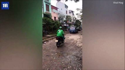 شاهد ماذا حدث لشاحنة مركونة بالقرب من قضبان القطار!!