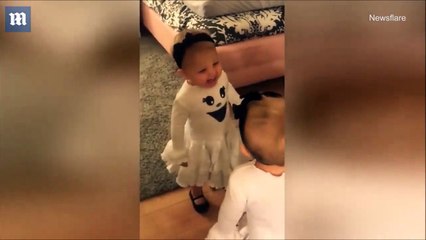 شاهد بالفيديو.. رد فعل مضحك لطفلة عند رؤية انعكاسها في المرآة