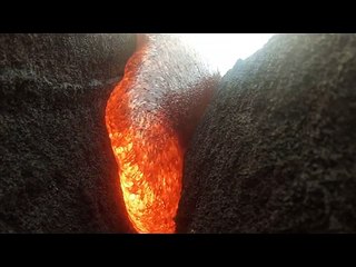 كاميرا ترصد لحظات مثيرة لخروج الحمم البركانية