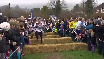 فيديو: رجال يخوضون سباقًا وهم حاملين زوجاتهم على أكتفاهم