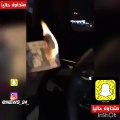 شاب سعودي يثير ضجة بإشعاله ورقة من فئة بـ500 ريال