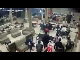 فرار أشخاص من مقهي عراقي بعد الشعور بهزة أرضية قوية جداً