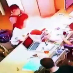 شاهد: إنفجار هاتف أيفون في وجه صاحبته