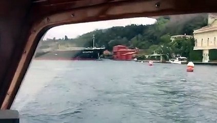 فيديو: شاهدوا لحظة اصطدام سفينة بفيلا تاريخية بتركيا
