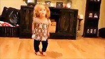فيديو طفلة لديها موهبة طريفة جداً في الرقص
