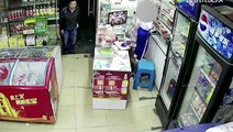 شاهد.. فيديو يرصد محاولة اختطاف طفلة في السابعة من داخل محل تجاري