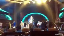 فيديو: عمرو دياب يتوقف عن الغناء ليوجه ذلك الأمر الصارم لأحد مستمعيه