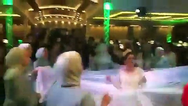 عروس تشعل مع صديقاتها حفل الزفاف بأغنية 3 دقات