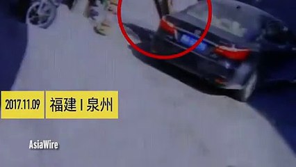 فيديو صادم.. أب يترك طفله الرضيع خارج دار أيتام ويمضي مبتعداً