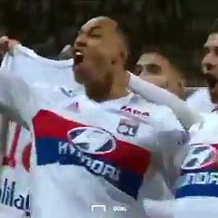 فيديو لجماهير تقتحم الملعب للإمساك بهذا اللاعب