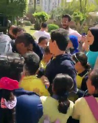 شاهد: طفلة تبكي بحرارة بعد رؤية محمد رمضان.. وهذا رد فعل الفنان المصري