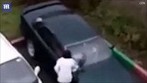 بالفيديو.. امرأة غاضبة تحطم سيارة باستخدام 