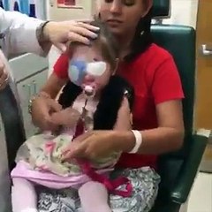 فيديو مؤثر للحظة الأولى لإبصار طفلة بعد عملية جراحية