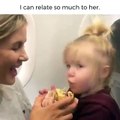 فيديو طفلة تأكل البرغر بطريقة ستجعلك تشتهي أكل البرغر أيضاً