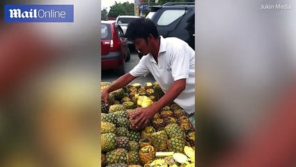 بائع فاكهة يذهل رواد مواقع التواصل بمهارته في تقطيع الأناناس.. فيديو