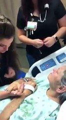 تصرف مؤثر جداً قامت به ممرضة لعجوز على فراش الموت