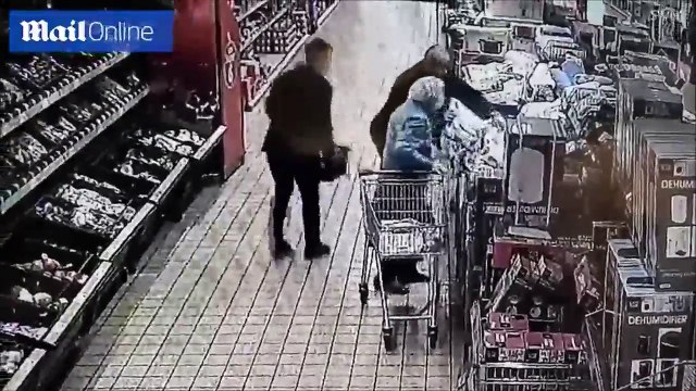 كاميرا مراقبة ترصد عملية سرقة تعرضت لها مسنة في الـ87 بمحل تجاري