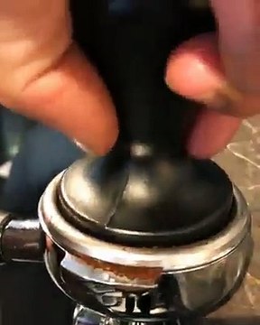 فيديو لعشاق القهوة: إحدى مقاهي بيروت تحضر القهوة الإيطالية بطريقة شهية