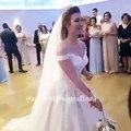فيديو كوميدي جداً لعجوز تلتقط باقة الزهور من عروس